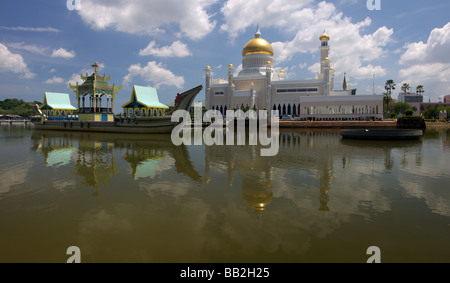Sultan Moschea di Omar Ali Saifuddien con riflessione a Bandar Seri Begawan , Brunei,Borneo,Malesia,Asia Foto Stock
