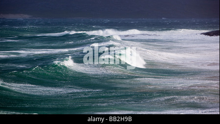 Ebridi Harris Scozia Altlantic costa onde tempesta di mare tempestoso cavalli bianchi e spindrift in venti alti scozia west coast Foto Stock