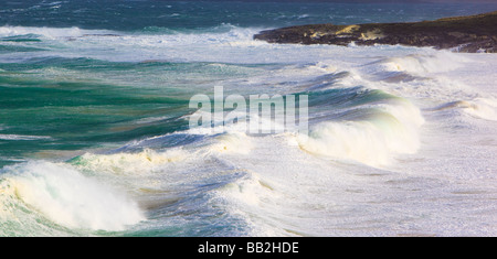 Ebridi Harris Scozia Altlantic costa onde tempesta di mare tempestoso cavalli bianchi e spindrift in venti alti scozia west coast Foto Stock