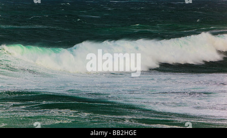 Ebridi Harris Scozia Altlantic costa onde tempesta di mare tempestoso cavalli bianchi e spindrift in venti alti scozia west coast Foto Stock