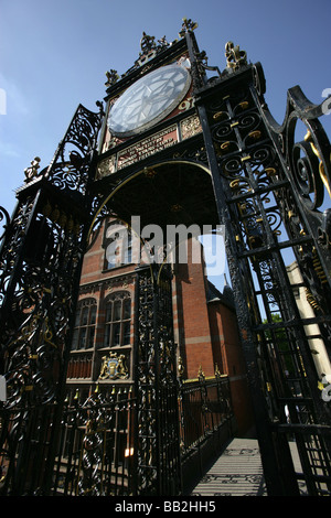 Città di Chester, Inghilterra. Basso angolo di visualizzazione del John Douglas progettato Eastgate Clock sulla sommità della parete della città a Eastgate Street Foto Stock