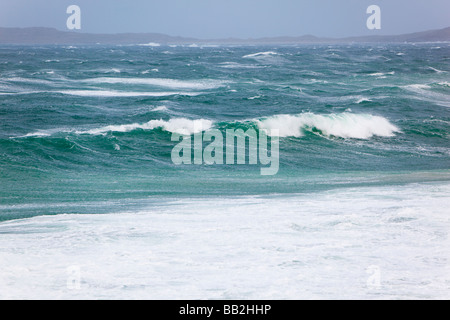 Ebridi Harris Scozia Altlantic costa onde tempesta di mare tempestoso cavalli bianchi e spindrift in venti alti scozia west coast Foto Stock