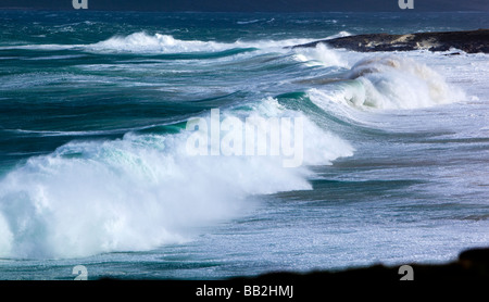 Ebridi Harris Scozia Altlantic costa onde tempesta di mare tempestoso cavalli bianchi e spindrift in venti alti scozia west coast Foto Stock