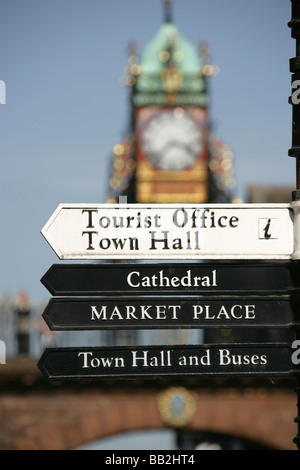 Città di Chester, Inghilterra. Direzione turistica con segni di Chester Eastgate Clock al di fuori della messa a fuoco in background. Foto Stock