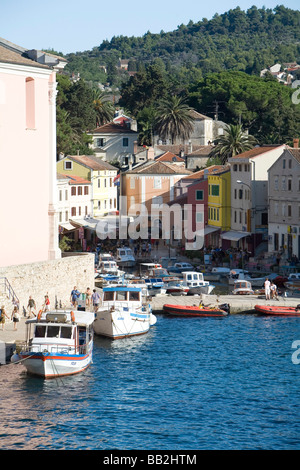 Il viaggio in Croazia; le barche nel porto di La colorata e la città medievale di Veli Losinj. Foto Stock