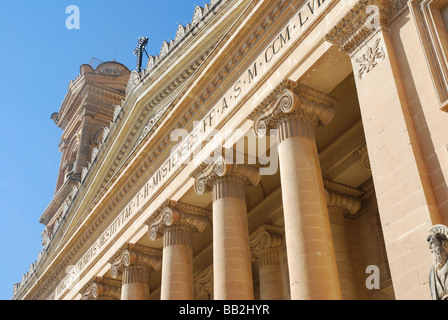 Il duomo di Mosta vicino fino ad un angolo Foto Stock