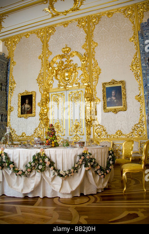 La Russia, San Pietroburgo, Palazzo di Caterina (aka il Bolshoi Yekaterinsky Dvorets), interno. Il bianco sala da pranzo. Foto Stock