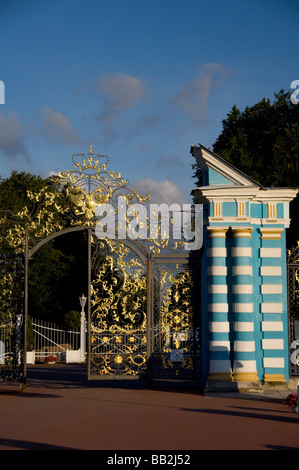 La Russia, San Pietroburgo, Palazzo di Caterina (aka il Bolshoi Yekaterinsky Dvorets). Golden double-headed eagle gate. Foto Stock