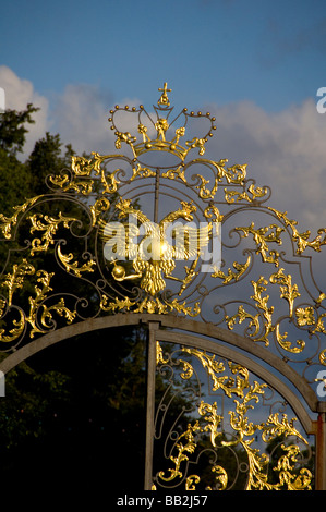 La Russia, San Pietroburgo, Palazzo di Caterina (aka il Bolshoi Yekaterinsky Dvorets). Golden double-headed eagle gate. Foto Stock