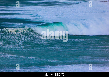 Ebridi Harris Scozia Altlantic costa onde tempesta di mare tempestoso cavalli bianchi e spindrift in venti alti scozia west coast Foto Stock