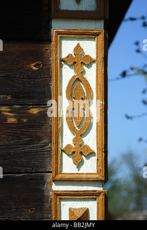 Angolo decorativo su una casa in legno nel villaggio Soce Polonia Foto Stock