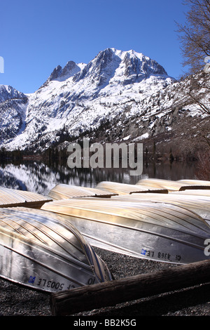 Argento lago a giugno il lago di Loop nella Sierra Nevada California USA Foto Stock