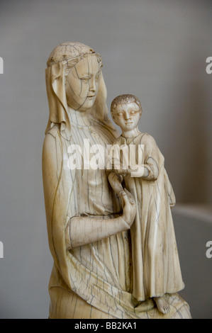 La Russia, San Pietroburgo, l'Eremo (aka palazzo d'inverno). Ivory carving. Foto Stock