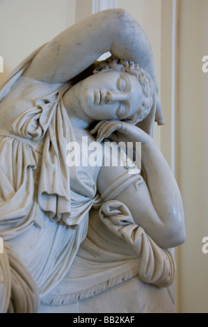 La Russia, San Pietroburgo, l'Eremo (aka palazzo d'inverno). Statua di marmo. Foto Stock