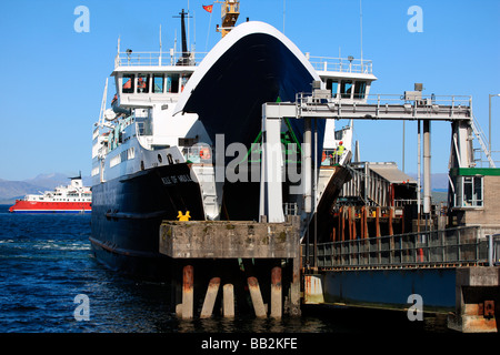 Vetture lo sbarco dall'Isle of Mull ferry a Craignure Foto Stock