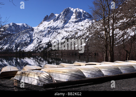 Argento lago a giugno il lago di Loop nella Sierra Nevada California USA Foto Stock