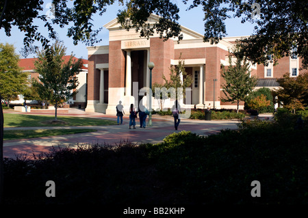 Gli studenti camminando sul campus vicino al J D Williams biblioteca presso la University of Mississippi in Oxford Mississippi Foto Stock