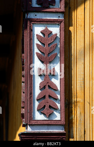 Angolo decorativo su una casa in legno nel villaggio Soce Polonia Foto Stock