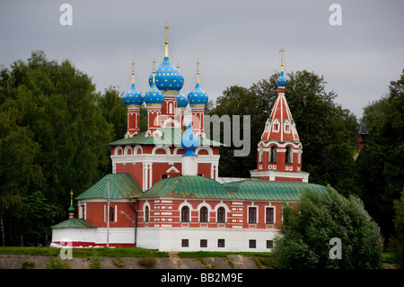 Russia, Golden Ring città di Uglich sulle rive del fiume Volga. Chiesa di San Pietro (aka Demetrio) sul sangue. Foto Stock