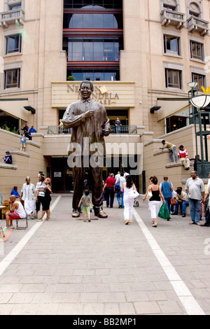 Statua di Nelson Mandela Nelson Mandela Square Sandon città del Sud Africa Foto Stock