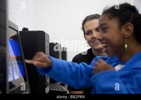 Le persone disabili frequentare informatica classe risorse tecnologiche per il superamento di barriere fisiche Foto Stock