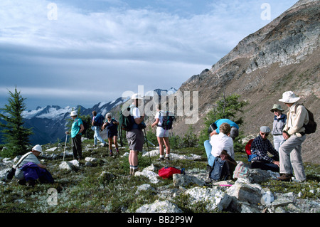 Gli escursionisti escursioni nella regione alpina del Purcell Montagne in Bugaboo Parco Provinciale della Columbia britannica in Canada Foto Stock