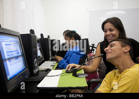 Le persone disabili frequentare informatica classe risorse tecnologiche per il superamento di barriere fisiche Foto Stock