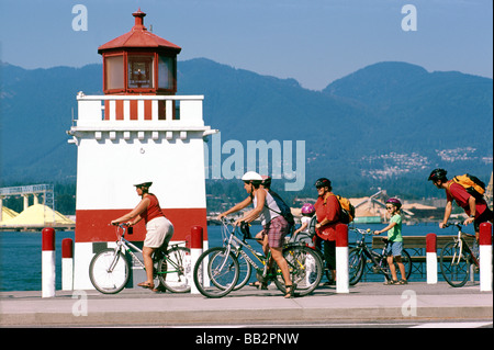 I ciclisti ciclismo su Stanley Park Seawall a Brockton punto lungo Burrard ingresso in Vancouver British Columbia Canada in estate Foto Stock