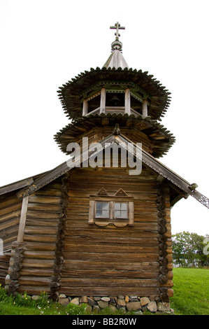 Russia, il Lago Onega, isola di Kizhi. Chiesa della Resurrezione di Lazzaro, pensato per essere il più antico edificio di legno in Russia, c. Foto Stock