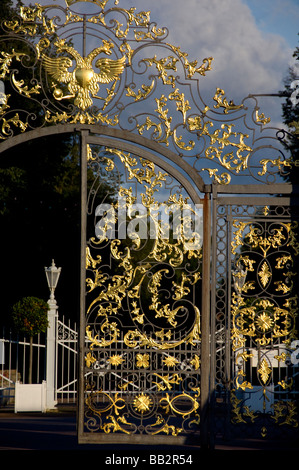 La Russia, San Pietroburgo, Palazzo di Caterina (aka il Bolshoi Yekaterinsky Dvorets). Golden double-headed eagle gate. (RF) Foto Stock