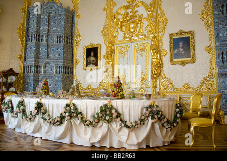 La Russia, San Pietroburgo, Palazzo di Caterina (aka il Bolshoi Yekaterinsky Dvorets), interno. Il bianco sala da pranzo. (RF) Foto Stock