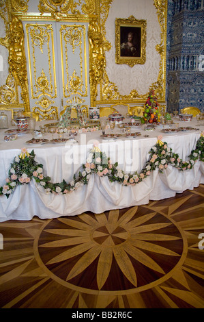 La Russia, San Pietroburgo, Palazzo di Caterina (aka il Bolshoi Yekaterinsky Dvorets), interno. Il bianco sala da pranzo. (RF) Foto Stock