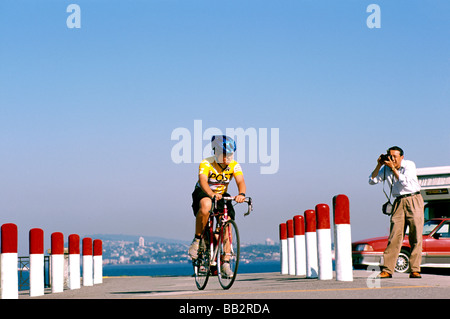 Ciclista ciclismo su Stanley Park Seawall e turistica prendendo foto, Vancouver, BC, British Columbia, Canada, Brockton Point Foto Stock