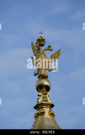 La Russia, San Pietroburgo, Peterhof Palace (aka Petrodvorets), aquila a due teste. (RF) Foto Stock