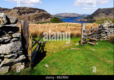 Lake District inglese, guardando verso il basso per Ullswater da un gateway sulle pendici di Helvellyn sopra il villaggio di Glenridding Foto Stock