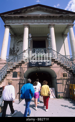 Persone di entrare nel mercato pubblico nel Centro Storico di Charleston, Carolina del Sud Foto Stock