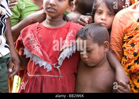 La vita quotidiana in Bangladesh; i bambini di Dhaka. Foto Stock