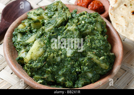 Un piatto a base di spinaci e patate Foto Stock