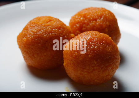 Laddu o laddoo è un popolare dolce da paesi asiatici del sud. Di solito è preparato sul festival. Foto Stock