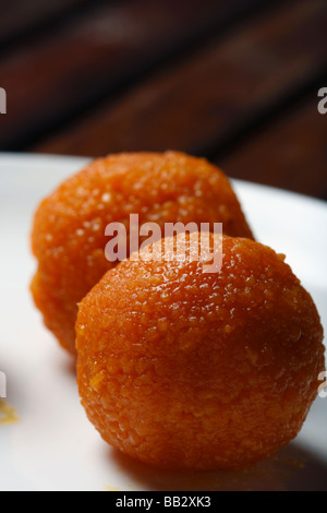 Laddu o laddoo è un popolare dolce da paesi asiatici del sud. Di solito è preparato sul festival. Foto Stock