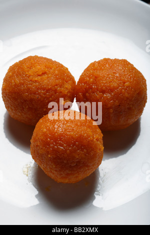 Laddu o laddoo è un popolare dolce da paesi asiatici del sud. Di solito è preparato sul festival. Foto Stock