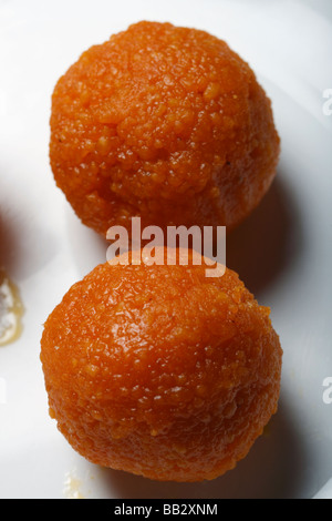 Laddu o laddoo è un popolare dolce da paesi asiatici del sud. Di solito è preparato sul festival. Foto Stock