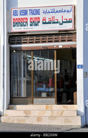 Muttrah Muscat Oman barbiere con cartello bilingue Foto Stock