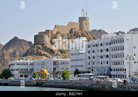 Muttrah Muscat forte sulla collina sopra il porto lungomare Foto Stock