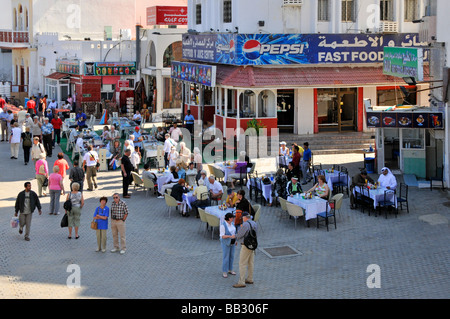 Muttrah Muscat pavemnt zona accanto all'ingresso al Souk con outdoor eating facilities Foto Stock