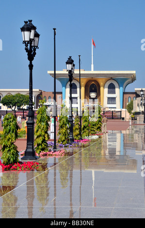 Il Muscat Oman approcci pedonale all'opulento Al Alam sultani Palace Foto Stock