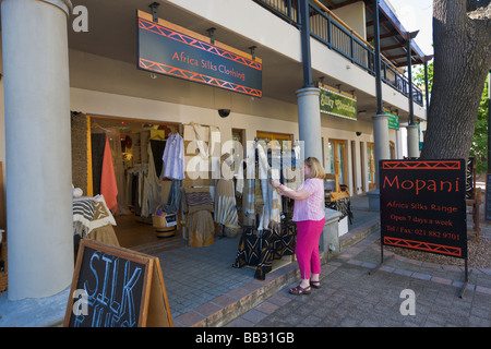 La donna al di fuori dell Africa negozio di seta, Stellenbosch, " Sudafrica " MR Foto Stock