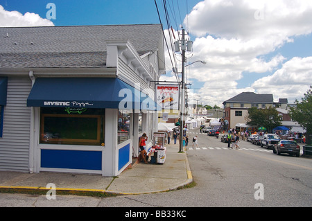 Nord America, USA, Connecticut, mistico. Mystic Pizza e il centro cittadino di Mystic Foto Stock