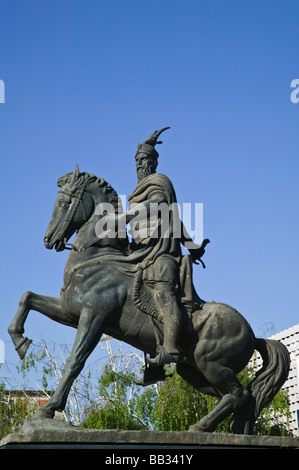 Il Kosovo, Pristina. Statua di Skanderbeg albanese eroe nazionale, combatté contro l'occupazione turca Foto Stock