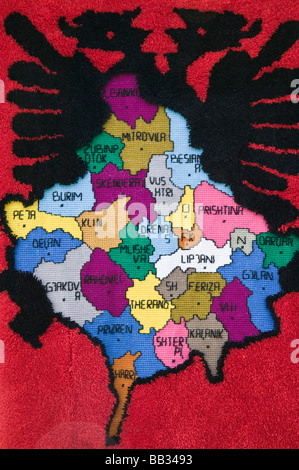 Il Kosovo, Pec. Souvenir stradale bancarella vendendo rug con mappa albanese. Il Kosovo è principalmente risolta dagli albanesi Foto Stock
